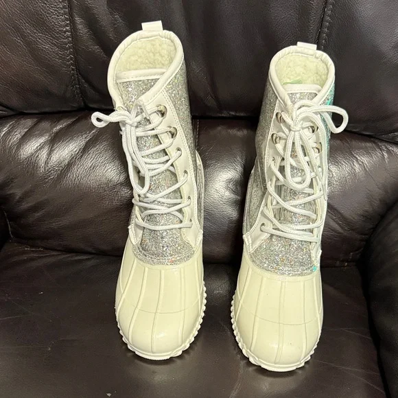 Juicy Couture Glitter Silver and Cream Winter Boots with lace at the front - Picture 3 of 13